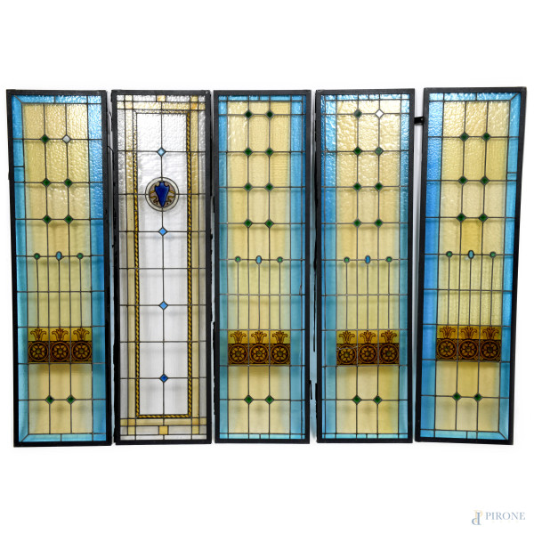 Lotto di cinque ante vetrate con struttura in ferro battuto, XX secolo, cm 178x48,5, (segni di usura, difetti)