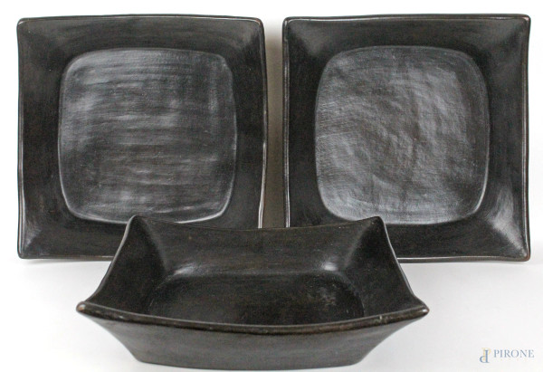 Tre centrotavola di linea quadrata in ceramica nera Lombok, cm 10x40x40, Indonesia, XX secolo, (lievi difetti)