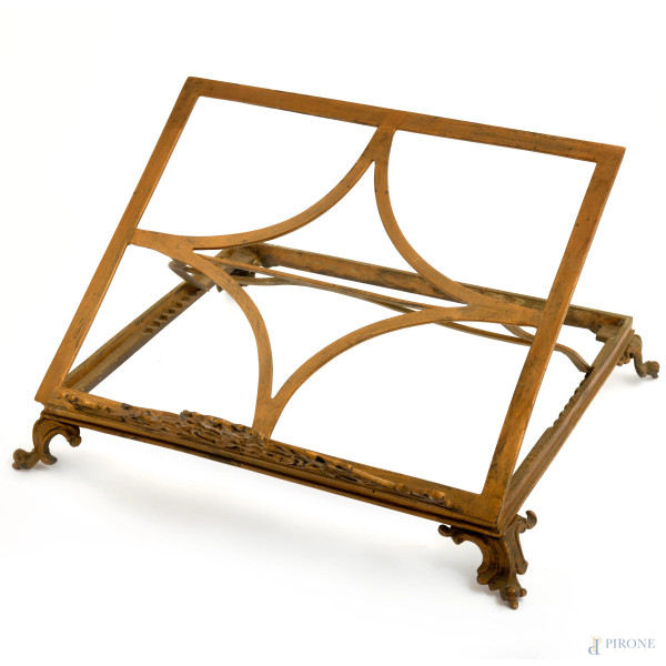 Leggio in metallo dorato poggiante su piedini a volute e cimasa riccamente cesellata, misura massima cm 26x36x29, (difetti)