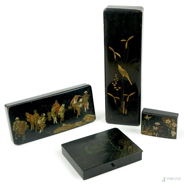 Lotto di quattro scatole in legno laccato nero, decori e finiture dorate, misure max cm 4x30,5x9, (difetti).