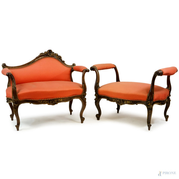 Lotto di due panchette del XIX secolo, in legno di noce con particolari intagliati e dorati, quattro gambe mosse desinenti a ricciolo, cm 84x92x52, (difetti, una gamba rotta)