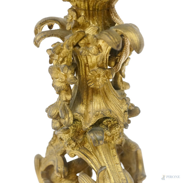 Coppia di candelabri a cinque luci in bronzo dorato montati a lampada, riccamente decorati con mo...