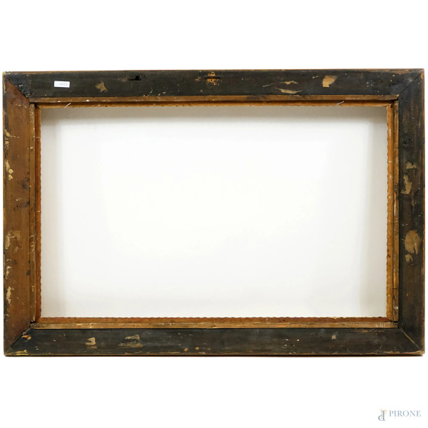 Cornice in legno dorato, XX secolo, ingombro cm 103,5x71, battente cm 87x54,5 (difetti)