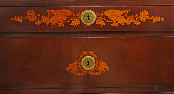 Comò a tre cassetti in mogano con intarsi in bosso, XIX secolo, cm 94x114x49,5