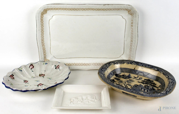 Lotto di un vassoio, due centrotavola ed uno svuotatasche in ceramica, decori ed epoche diverse, misure max cm. 49,5x34,5, (difetti).