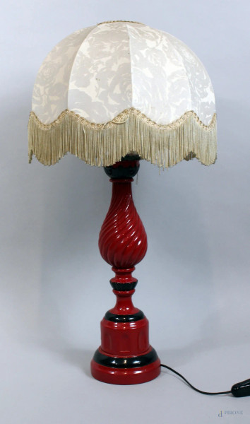 Lampada in legno laccato rosso con particolari ebanizzati, altezza cm 69 