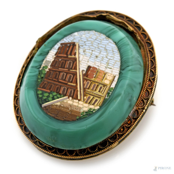 Micromosaico raffigurante Colosseo con montatura a spilla in oro basso, XX secolo, cm 3,4x3, (segni di usura, difetti)