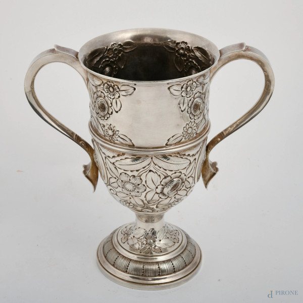 Coppa biansata in argento cesellato e sbalzato a motivi floreali, "J.D&S",Sheffield, XX secolo, altezza cm 23,5, gr. 800