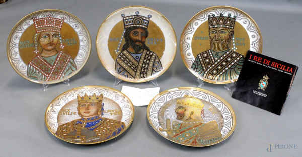 Cinque piatti in porcellana raffiguranti i Re Normanni, diametro cm.33,5, Morbelli arte, Collezione N. Catanese, XX secolo