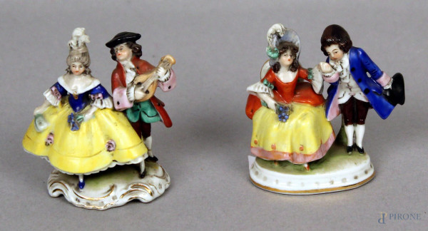 Scene galanti, coppia di sculture in porcellana di Meissen, H 7 cm.