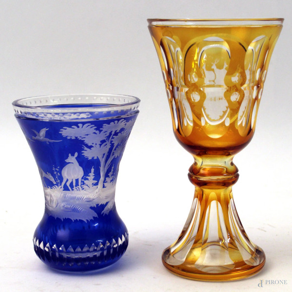 Lotto composto da due bicchieri in vetro Baccarat incisi a scene di animali, H 20 cm e H 13 cm.