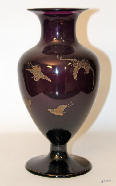 Vaso in vetro con decori a soggetti di volatili, (difetti), h. cm 30.