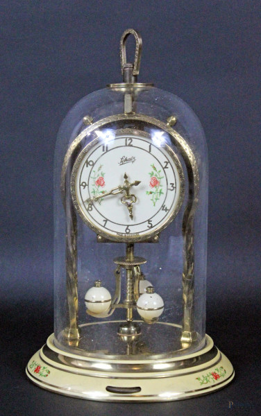 Orologio da appoggio in metallo dorato con campana in vetro, quadrante a numeri arabi, altezza cm 25, (meccanismo da revisionare).