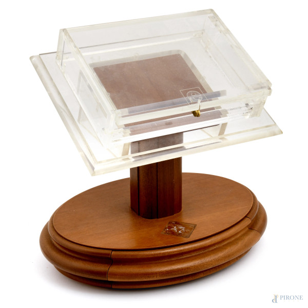 Teca con struttura in legno e plexiglass, XX secolo, cm 37x37x27, (segni di usura)