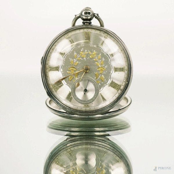Orologio da tasca con cassa in argento inciso, Inghilterra, XIX secolo, quadrante con numeri romani, diam. cm 5, (meccanismo da revisionare)