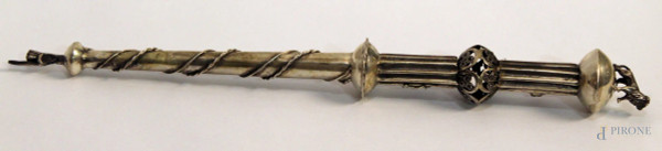 Specchierina da toletta in argento sbalzato e cesellato a motivo floreale e putti, Olanda XIX sec.