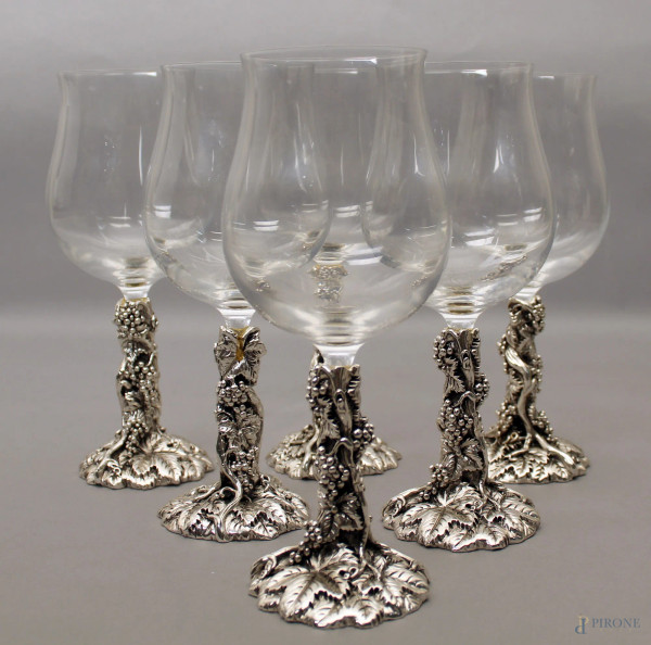 Lotto composto da sei coppe da vino in cristallo con basi in metallo argentato a decoro di pampini d&#39;uva, H 26 cm.