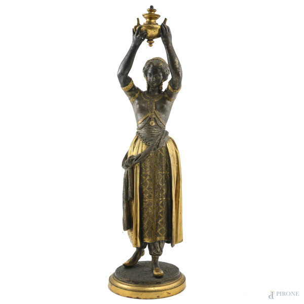 Scultura in bronzo raffigurante danzatrice mediorientale, XX secolo, altezza cm 58, (segni di usura, mancanze)