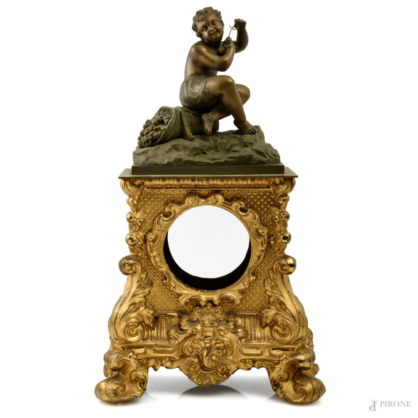 Cassa per orologio da camino in metallo con scultura apicale di fanciullo in bronzo, XX secolo, cm 44x26x14, (segni di usura, scalfiture, difetti)