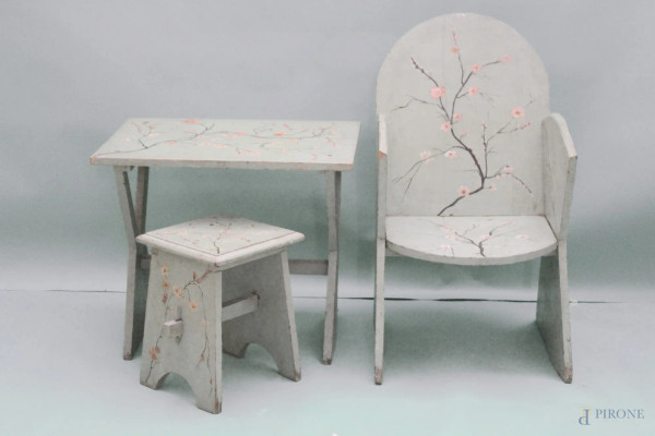 Lotto di un tavolo, due sedie e quattro sgabelli in legno laccato e dipinto a decoro floreale
