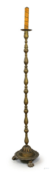 Lampada da terra in metallo dorato, fusto tornito sostenuto da base circolare poggiante su tre zampe ferine, cm h 149, XX secolo, (segni del tempo).
