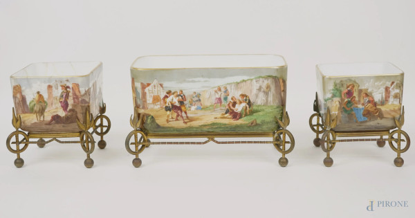 Trittico centrotavola in porcellana policroma, Francia, Baccarat, 1869, decori sui quattro lati raffiguranti personaggi e scene di genere, lumeggiature dorate e basi in bronzo, misure max cm 15x25x14, firmate H. Millet, (difetti e restauri)