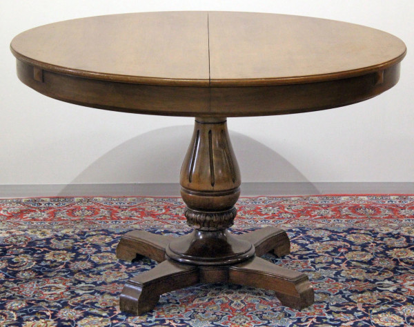 Tavolo tondo in noce allungabile poggiante su colonna e quattro piedi, h.80 cm, diam.120 cm.  