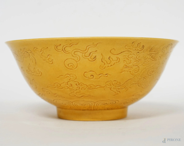 Piccola bowl in porcellana smaltata gialla con decori incisi, cm 6,5x15, Cina, XX secolo.