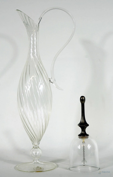 Lotto di una caraffa ed una campanella in vetro, alt. max cm 35, XX secolo, (difetti e restauri).