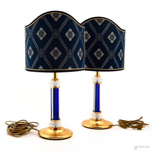 Coppia di lampade da tavolo in ottone e plexiglass trasparente e blu con paralume in tessuto blu, XX secolo, altezza cm 36, (difetti)