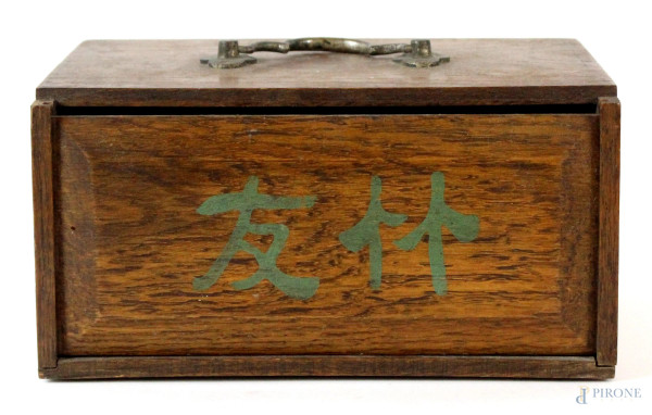 Scatola in rovere con ideogrammi, cm 12x23,5x16, arte orientale, XX secolo, (difetti)