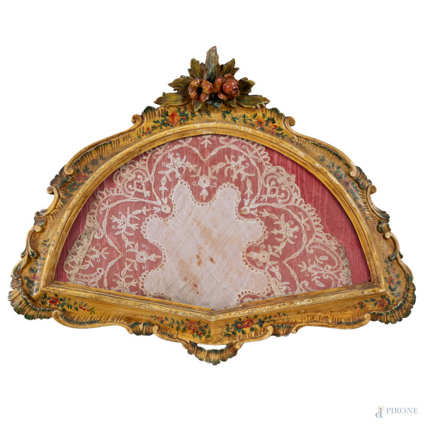 Cornice in legno dipinto e dorato con elemento apicale a mazzetto di fiori, contenente ricamo, XIX-XX secolo, cm 53x67, (segni di usura, difetti, lacerazioni)