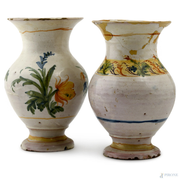 Coppia di vasetti in maiolica dipinta e smaltata, XX secolo, altezza cm 21 (sbeccature, scalfiture, cadute di smalto stannifero, restauri, mancanze)