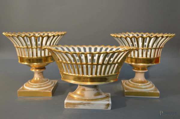 Lotto di tre alzate centrotavola in porcellana chiara con finiture dorate, periodo luigi filippo, h. max, 22 cm.