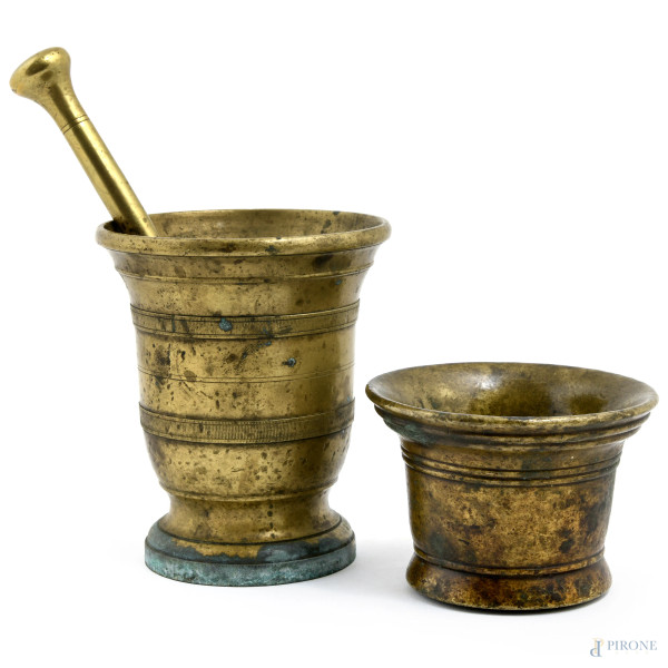 Lotto di due mortai in bronzo, XX secolo, altezza massima cm 14, lunghezza pestello cm 20,5, (segni di usura, difetti)