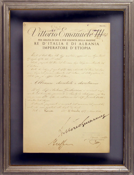 Documento firmato da Vittorio Emanuele III 1939, cm. 37x24.
