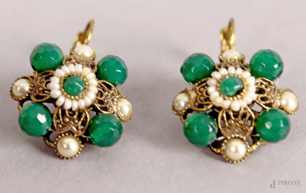 Paio di orecchini in alta bigiotteria con perle e pietre verdi.