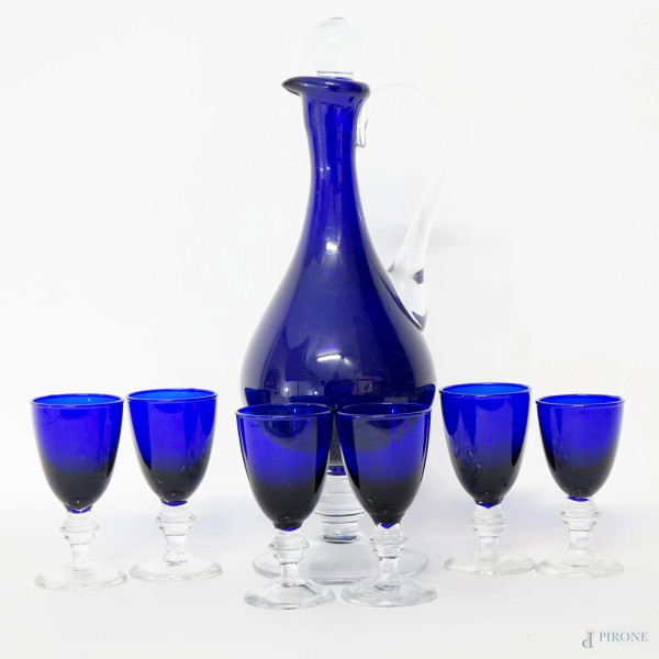 Servizio da liquore in vetro blu cobalto e trasparente, XX secolo, altezza versatoio cm 25