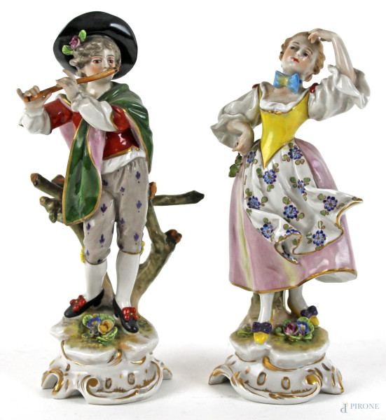Lotto di due sculture in porcellana policroma raffiguranti ballerina e suonatore, altezza cm. 16, manifattura Capodimonte, XX secolo.
