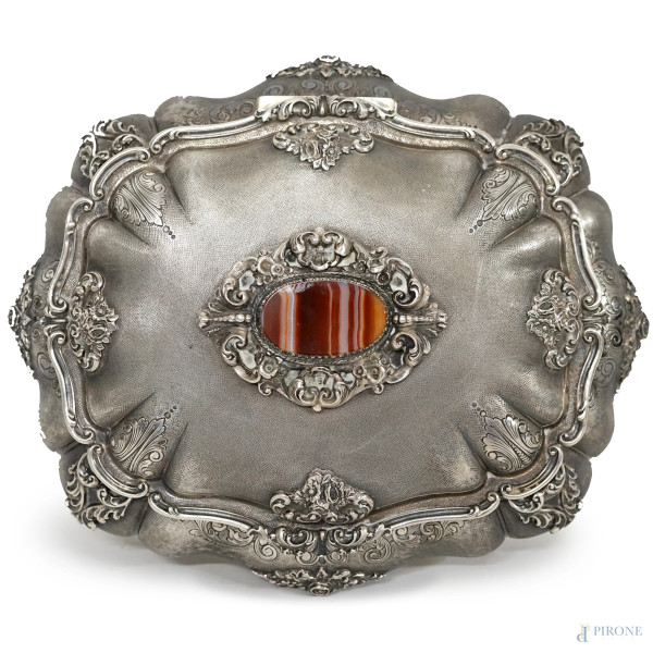 Cofanetto in argento baccellato, finemente lavorato a bulino, decorato con motivi vegetali a rili...