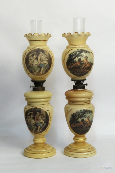 Coppia di lampade in opalina con medaglioni raffiguranti scene diverse, inizi XX sec., H 54 cm.