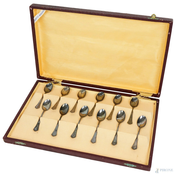 Dodici cucchiaini da caffè in argento, seconda metà XX secolo, peso gr. 100, entro custodia originale
