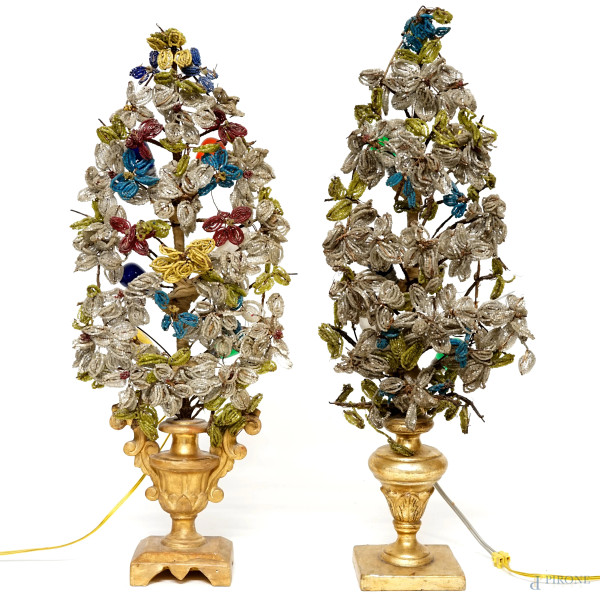 Coppia di palme votive montate a lume a sei luci, base in legno dorato, corpo con struttura in ferro decorato con perline policrome a foggia di fiori, fine XIX secolo, altezza cm 58 (difetti)