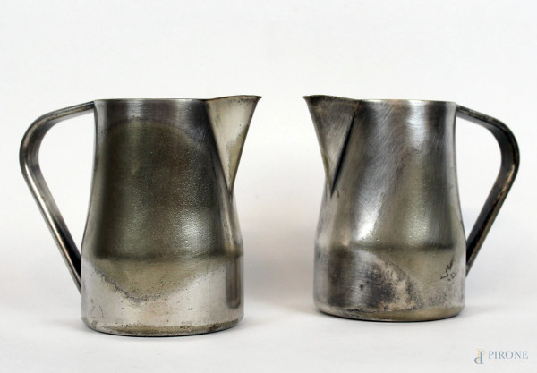 Coppia di versatoi in metallo argentato da 50 cL, marcati Berndorf, cm h 13,5, (difetti).