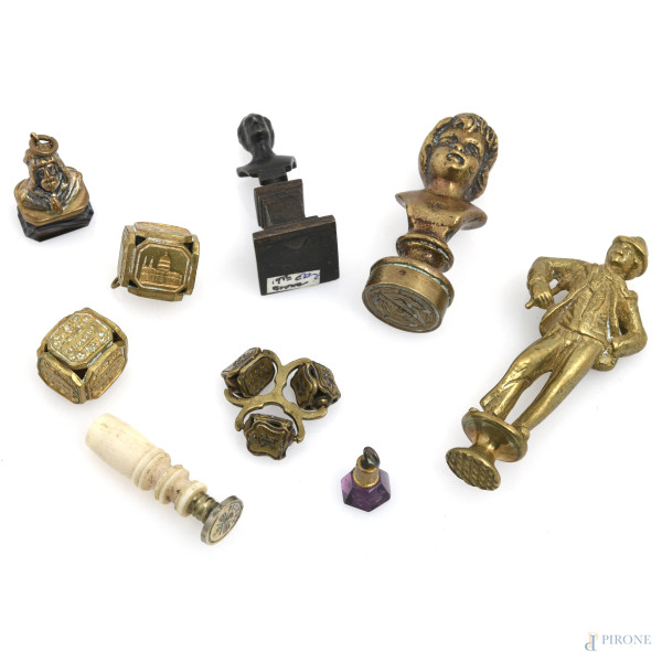 Lotto composto da nove sigilli in materiali vari, XIX-XX secolo, misura massima cm 7, (segni di usura)