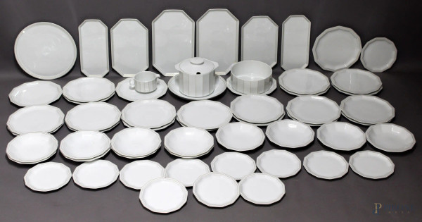 Servizio di piatti in porcellana Rosenthal composto da: ventiquattro piatti piani,  dodici fondi, dodici frutta, undici portata.