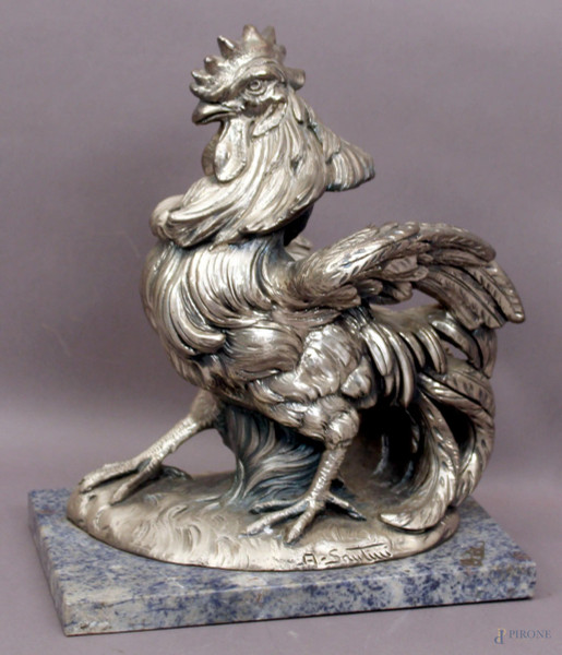 Gallo, scultura bagnata in argento poggiante su base in marmo, H 26 cm.