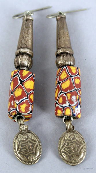 Paio di orecchini Masai in materiali diversi.