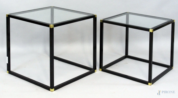 Due tavolini anni '70 in vetro e metallo laccato, misure max cm 50x50x50