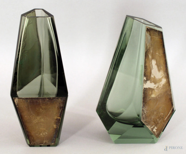 Coppia di vasetti in vetro con applicazioni in metallo, altezza 21,5 cm.
